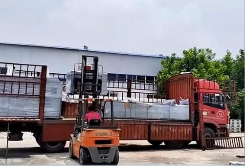 河南金偉玻璃鋼拉擠模具裝車發貨